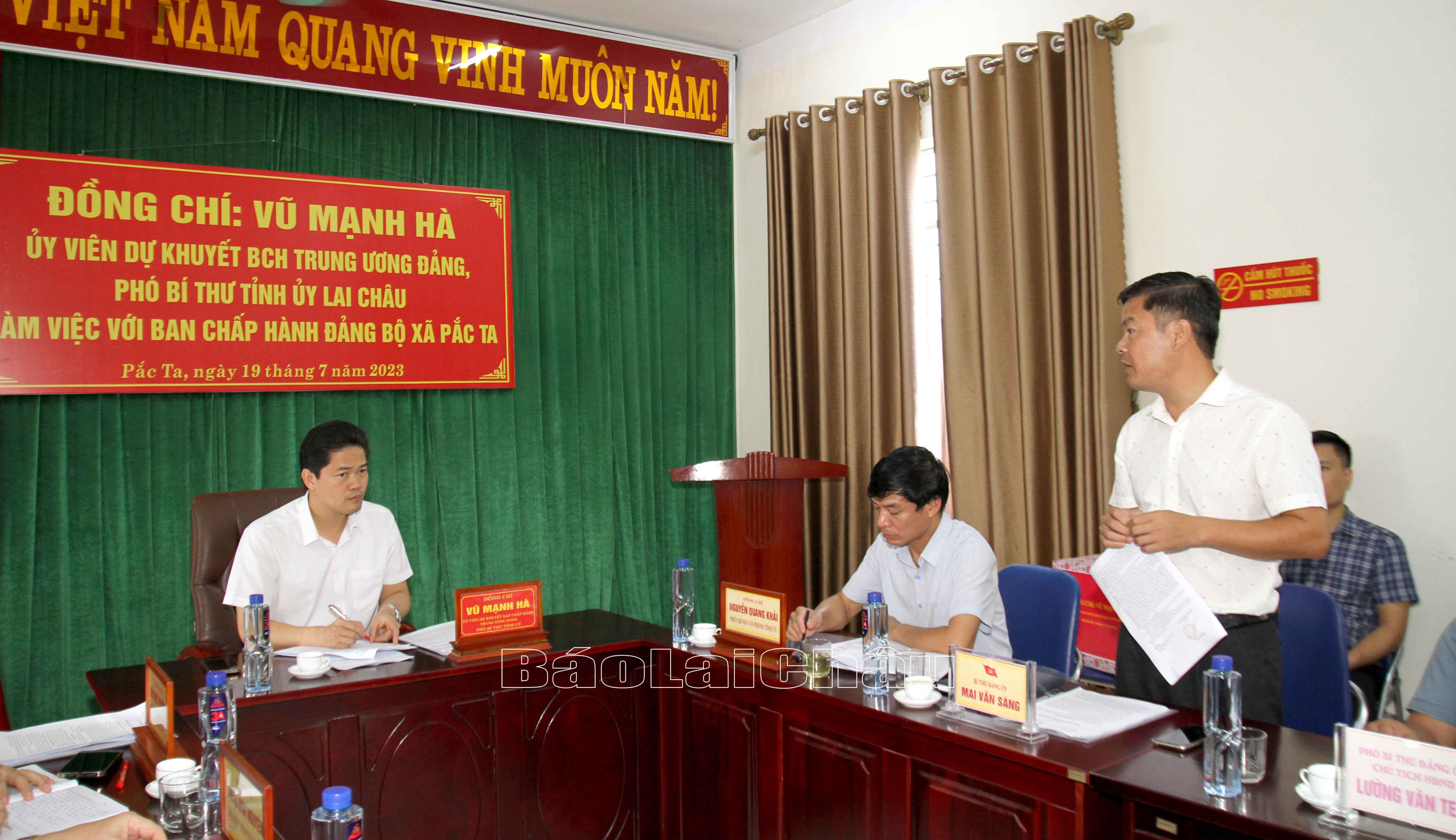 Lãnh đạo Đảng ủy xã Pắc Ta báo cáo tình hình thực hiện nhiệm vụ với Đoàn công tác của Tỉnh ủy.